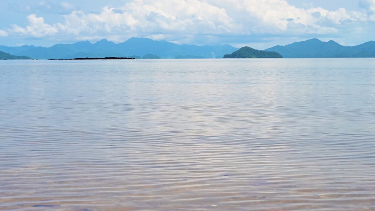 沙滩和蓝色的海洋和波浪。视频素材