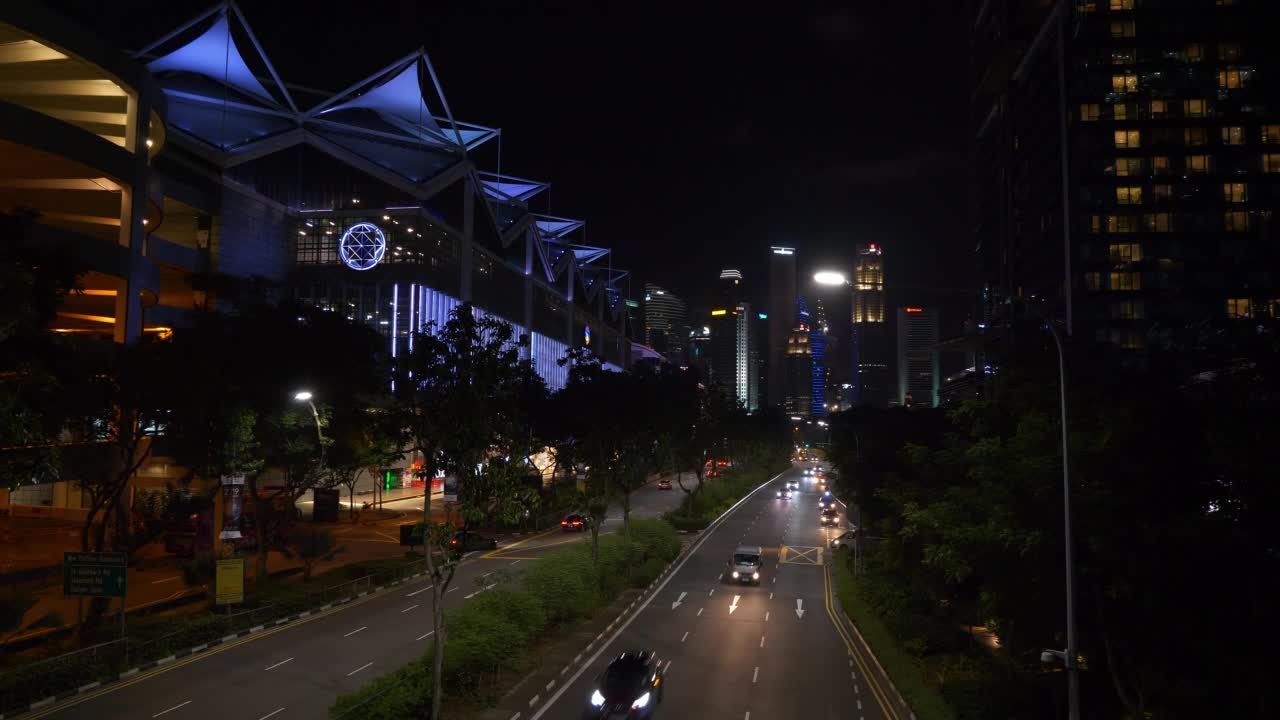 夜间时间新加坡城市市中心交通街道人行天桥顶部全景4k视频素材