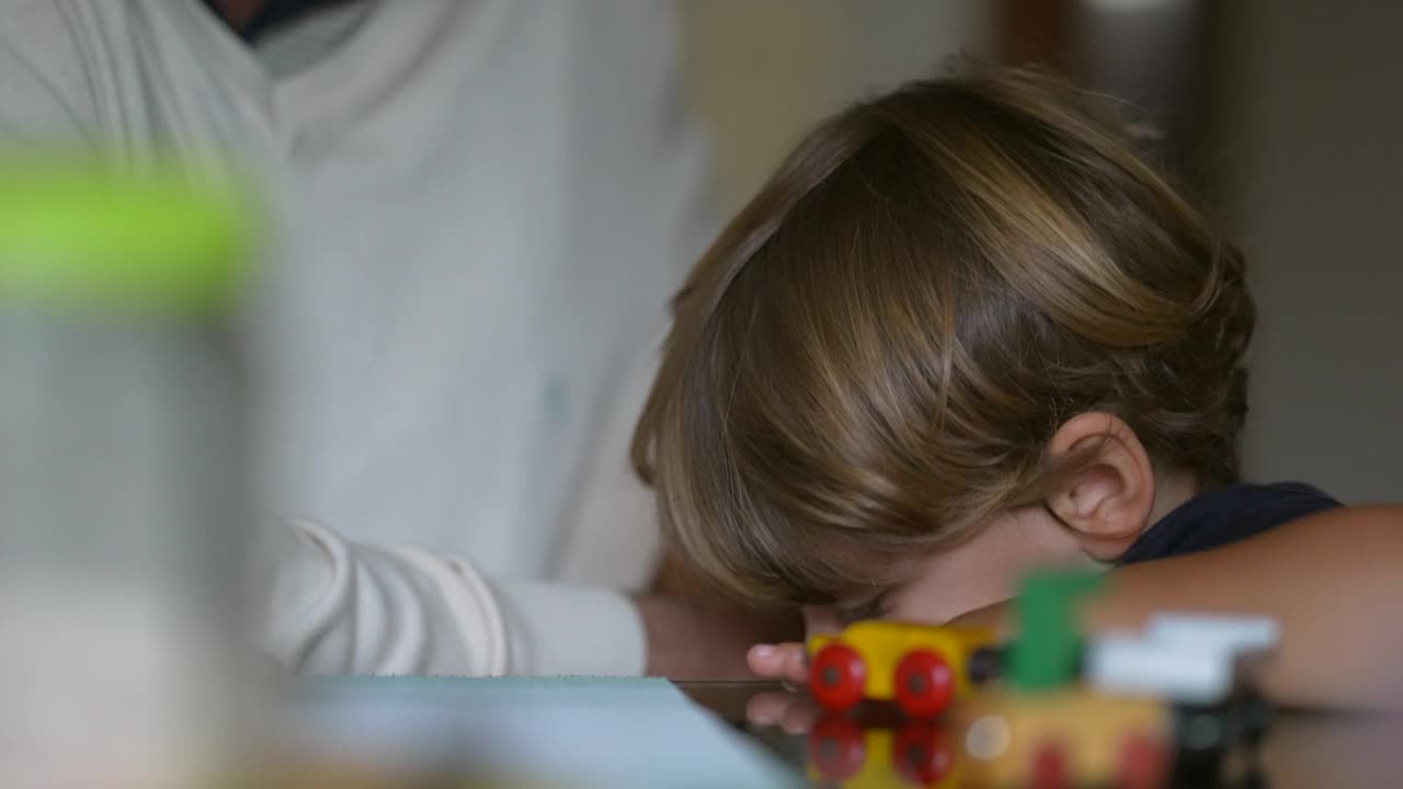 孩子趴在爷爷膝上，爷爷抱着小男孩坦诚的一家人瞬间视频素材