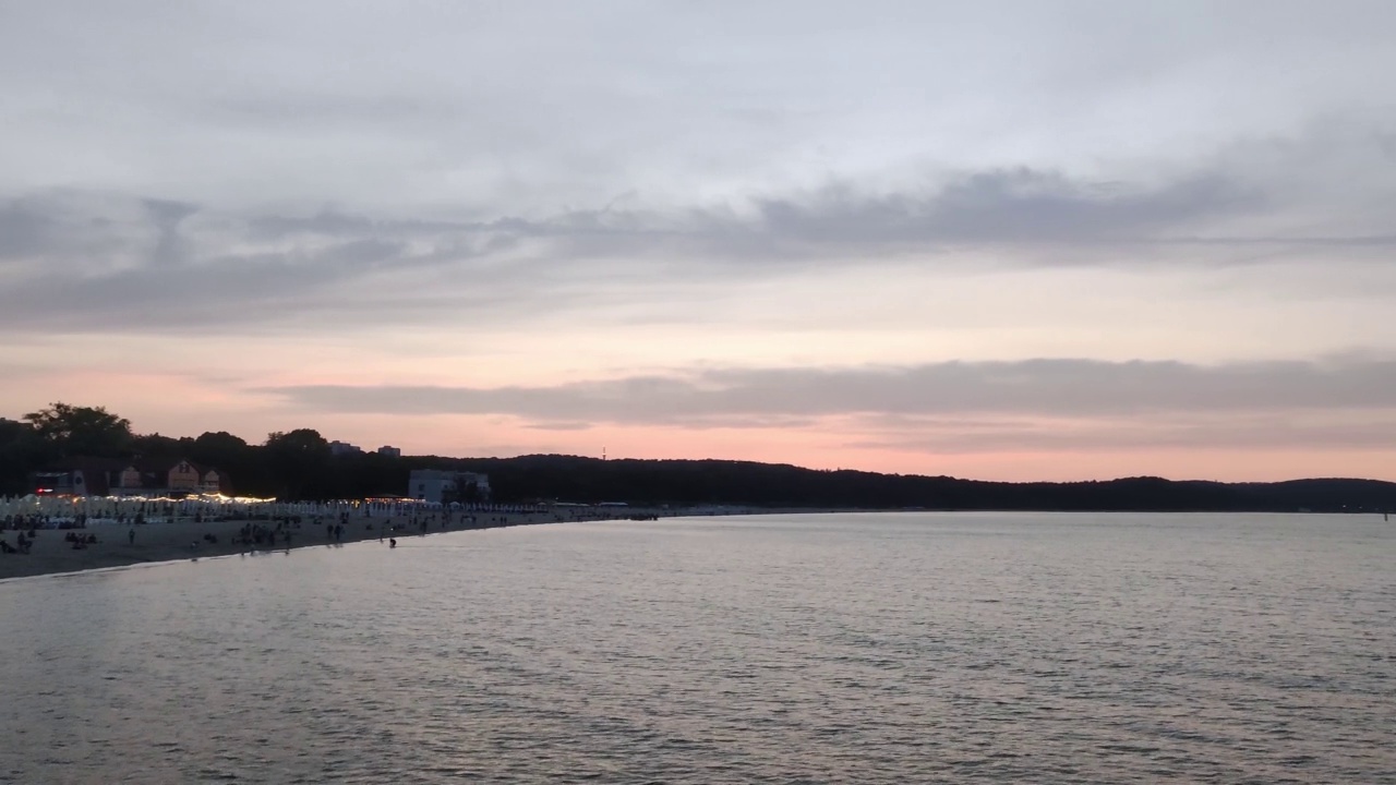 海上日落的背景。海面上的天然云。地平线视图的场景。放松视频素材