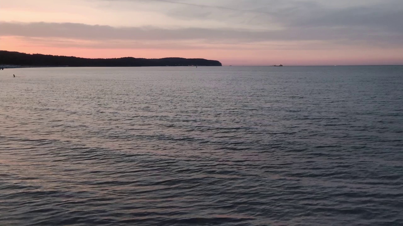 海上日落的背景。海面上的天然云。地平线视图的场景。放松视频素材