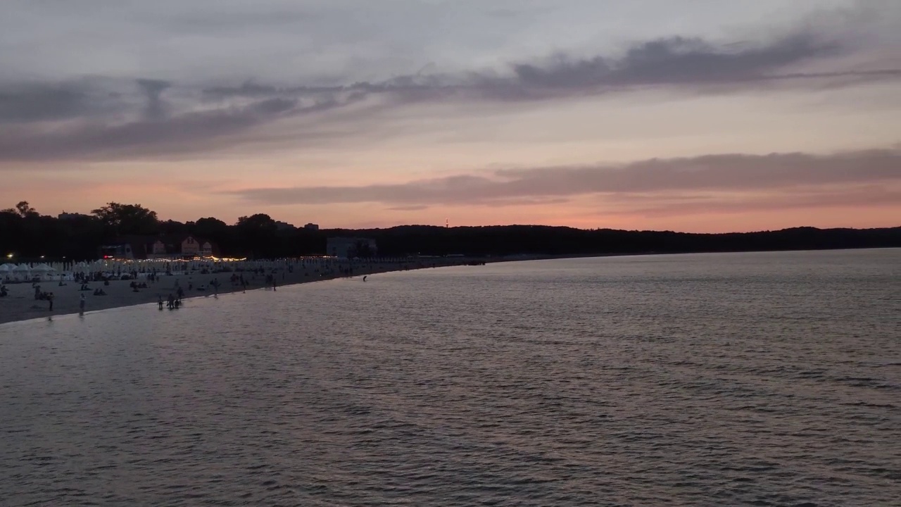 海上日落的背景。海面上的天然云。地平线视图的场景。放松视频素材