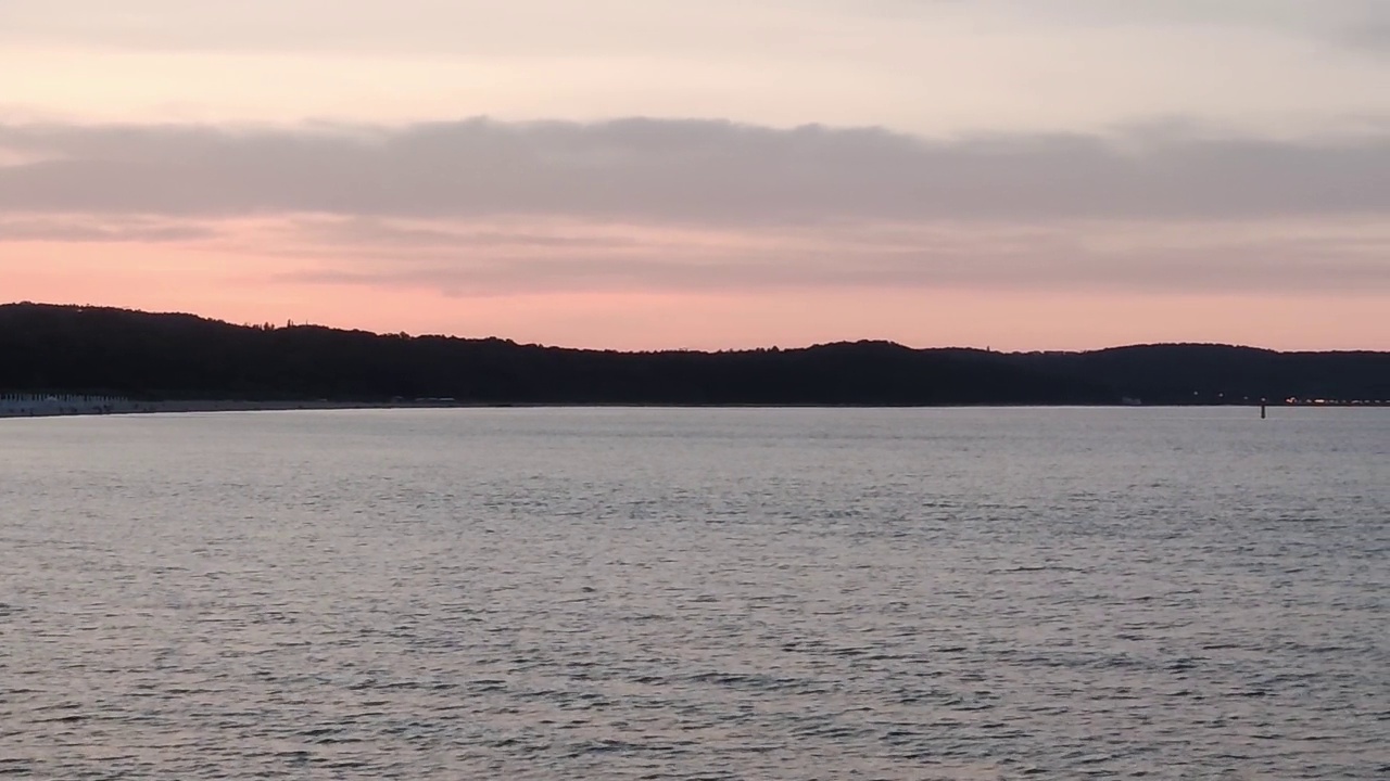 海上日落的背景。海面上的天然云。地平线视图的场景。放松视频素材