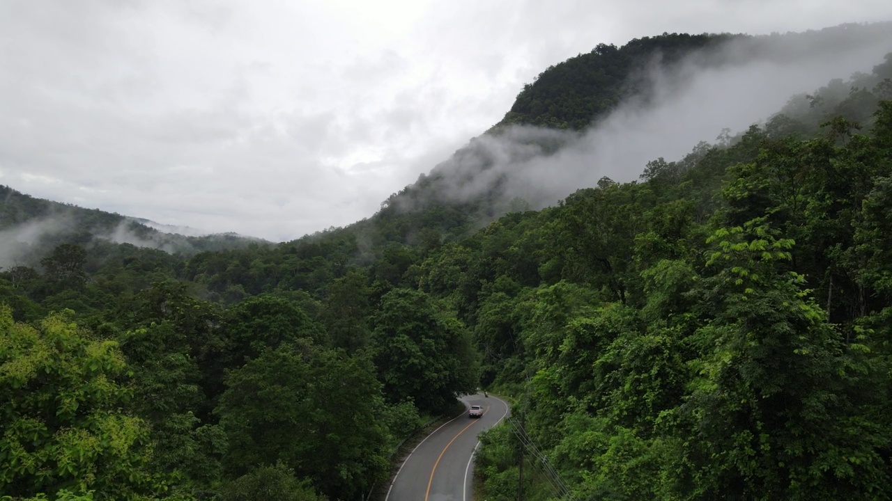 无人机雨雾山道泰国视频素材