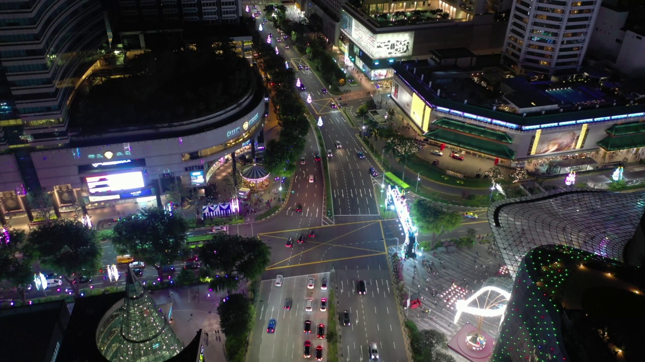 夜间新加坡市中心市中心交通街十字路口空中俯视全景4k视频素材