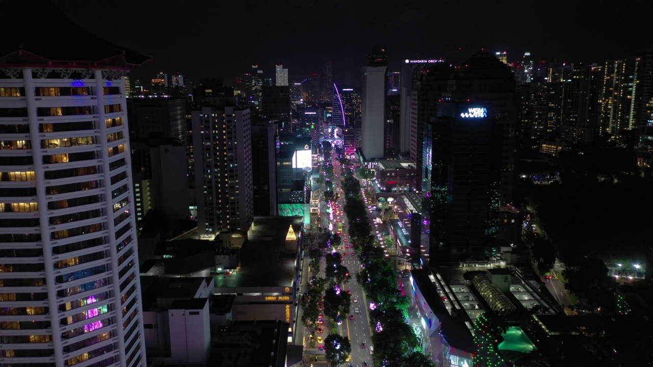 夜间照明新加坡市中心市区交通街道空中全景4k视频素材