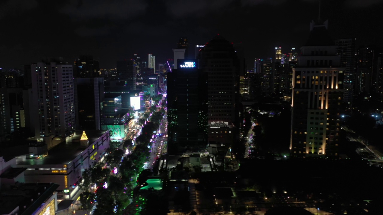 夜间照明新加坡市中心市区交通街道空中全景4k视频素材