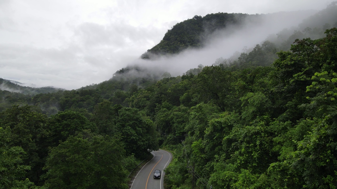 无人机雨雾山道泰国视频素材