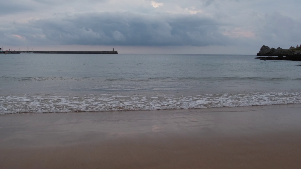 夜晚海滩上的海浪视频素材