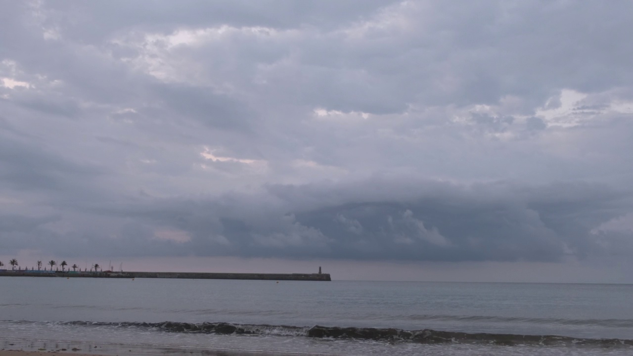 夜晚海滩上的海浪视频素材