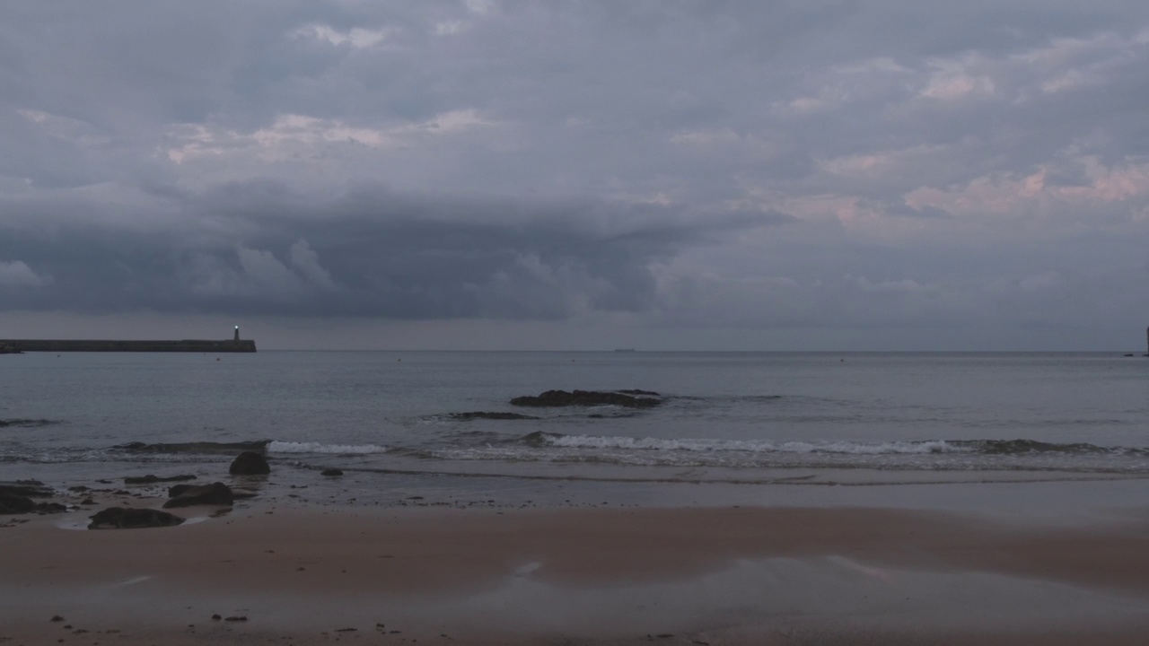 夜晚海滩上的海浪视频素材