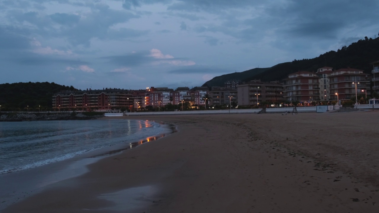 夜晚海滩上的海浪视频素材