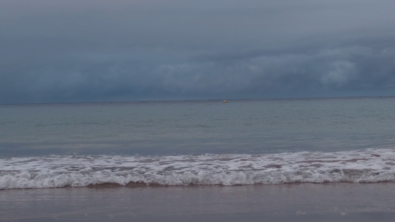 夜晚海滩上的海浪视频素材