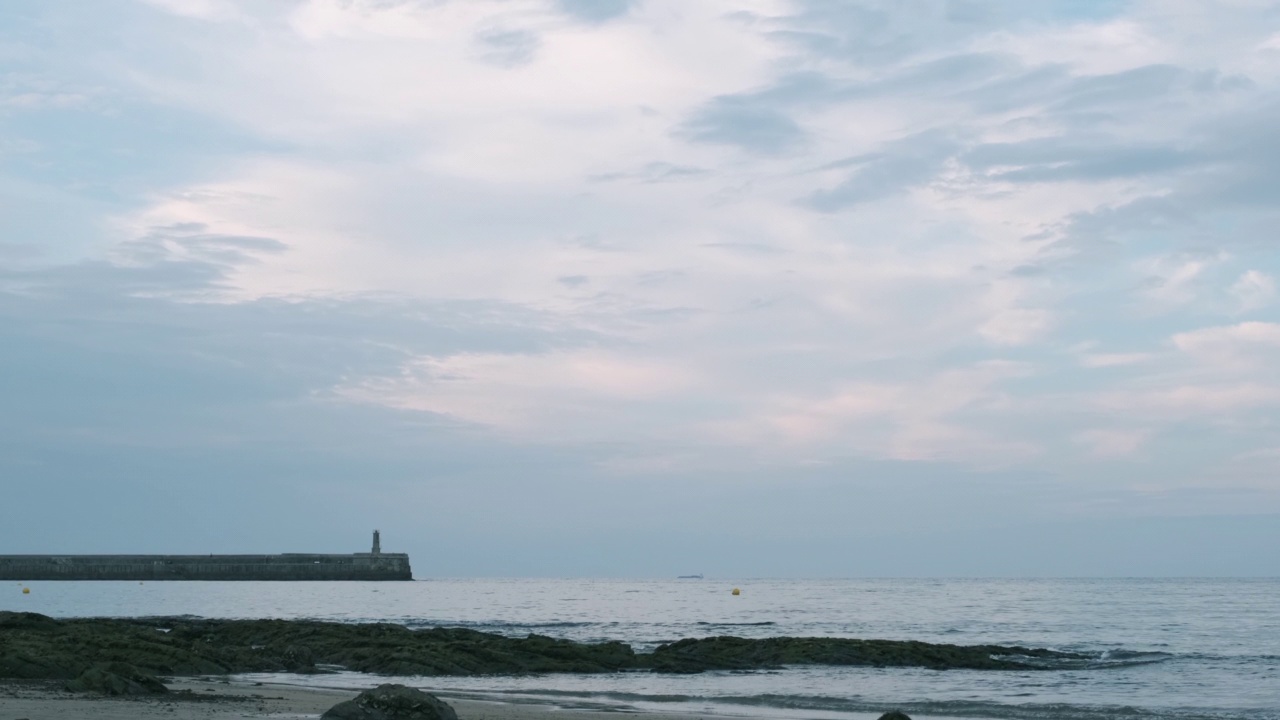 夜晚海滩上的海浪视频素材