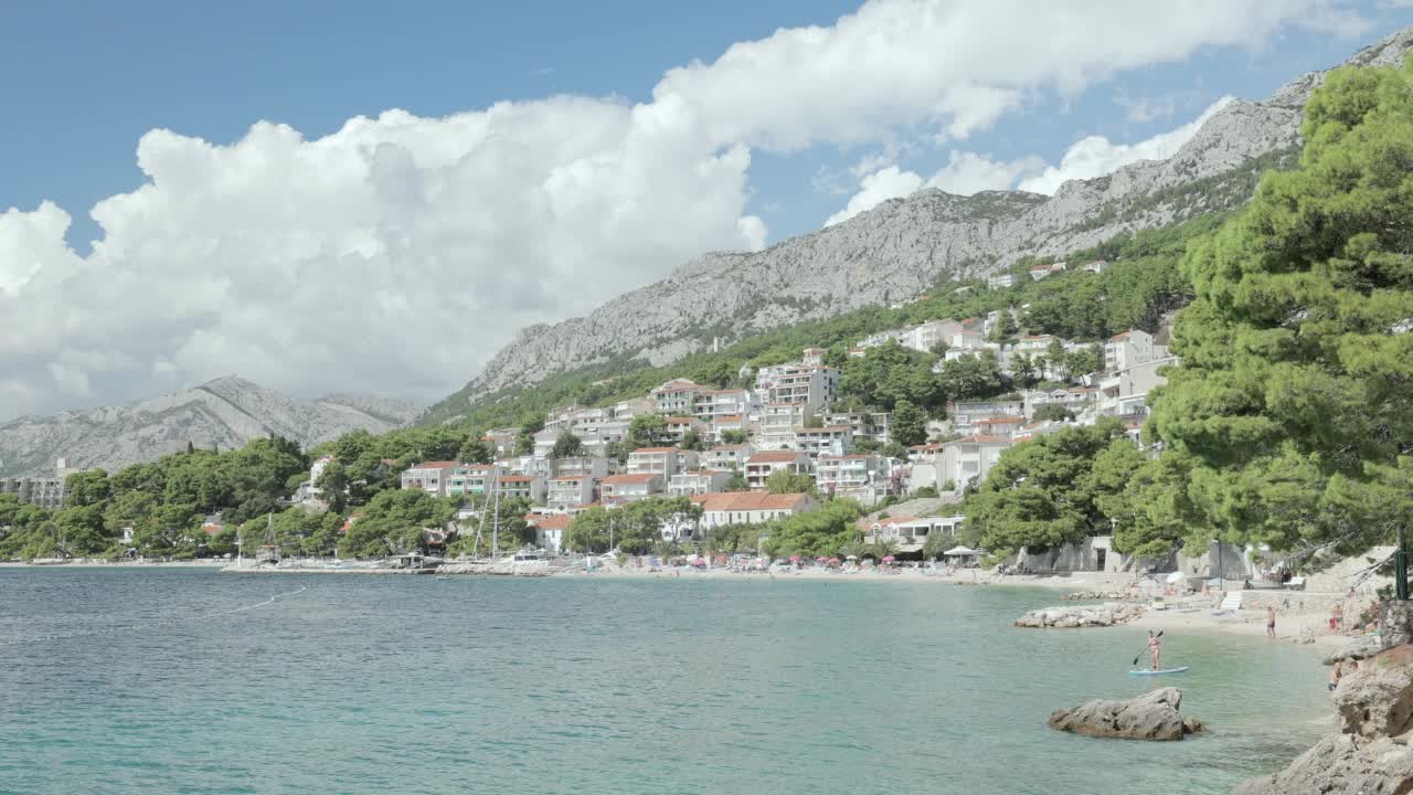 有海岸和山脉的海景。视频素材