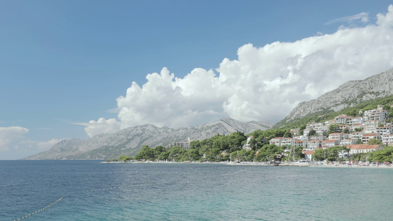 有海岸和山脉的海景。视频素材