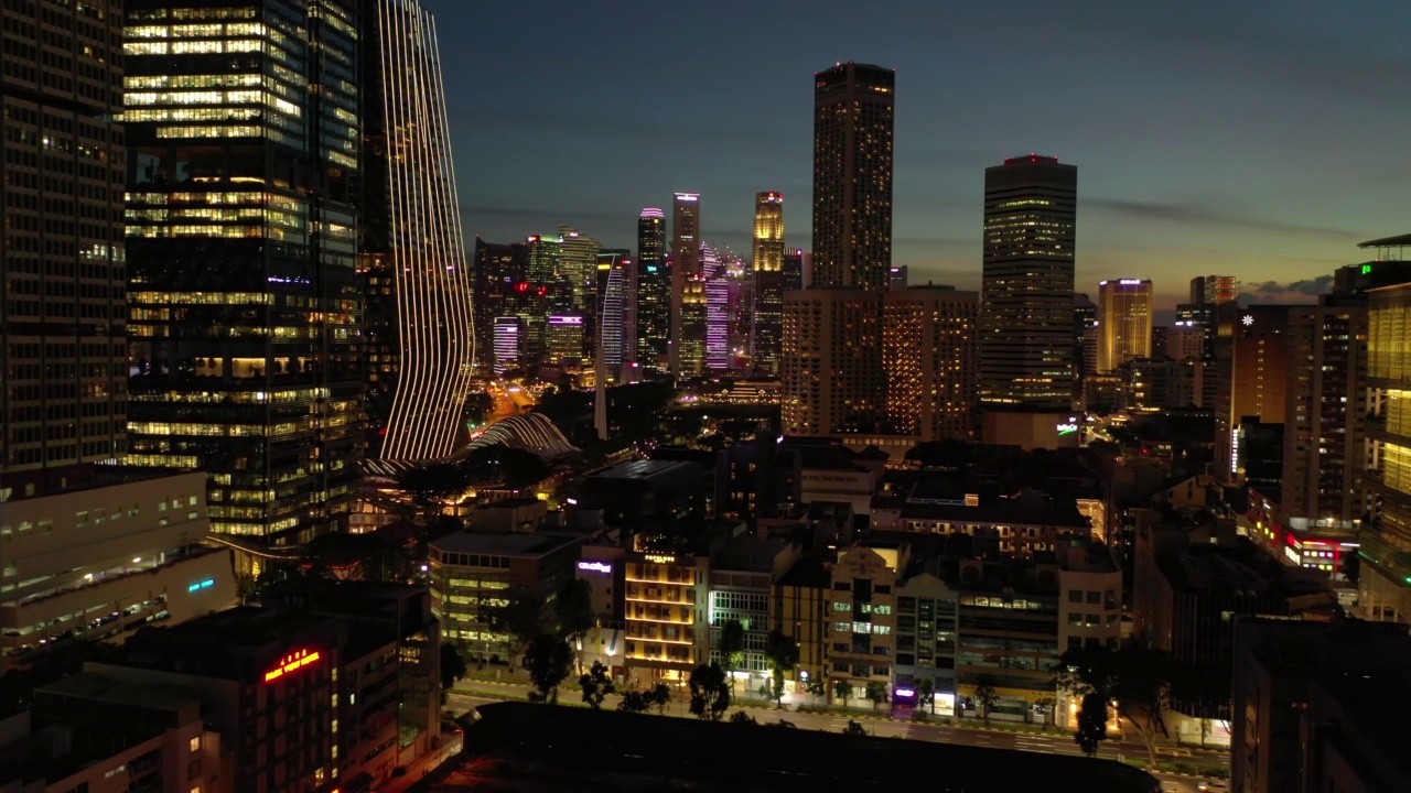 日落天空夜晚时间照明新加坡市区交通街道空中全景4k视频素材