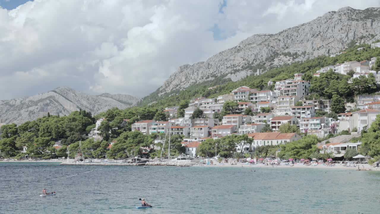 有海岸和山脉的海景。视频素材