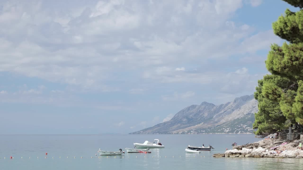 海景与堤岸和船只。视频素材