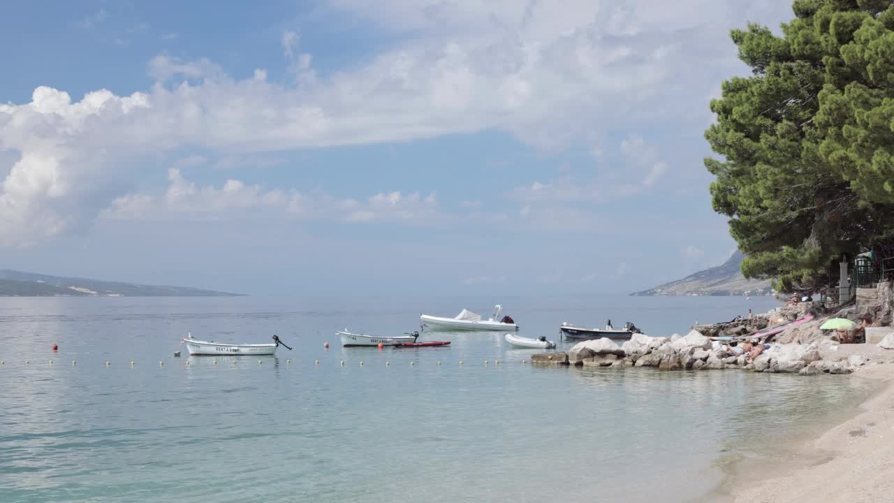 海景与堤岸和船只。视频素材