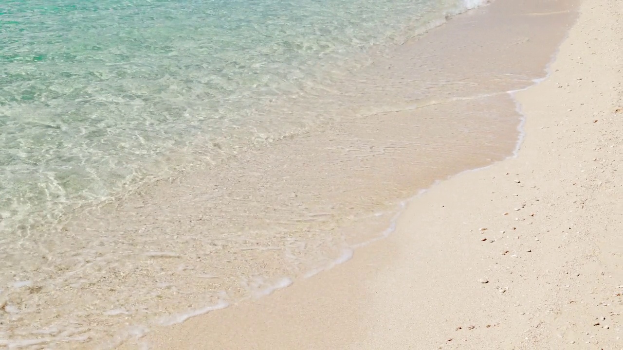 海水的边缘冲刷着海岸的沙子。视频素材