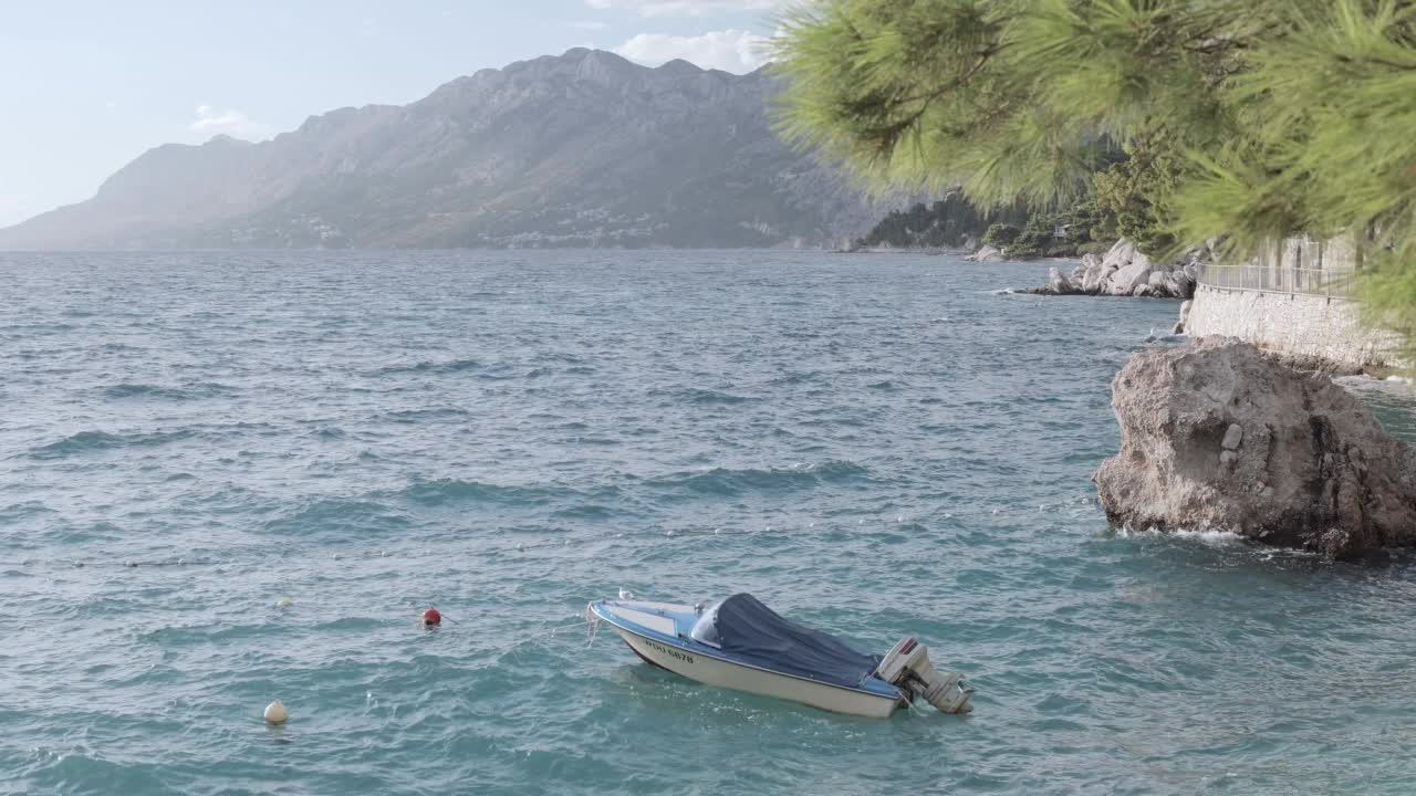 有摩托艇和海岸的海景。视频素材