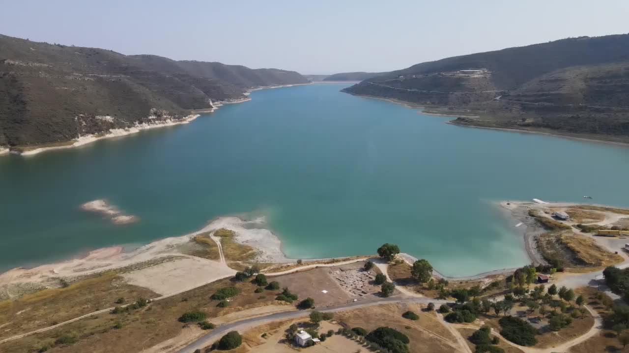 塞浦路斯。kouri水库。美丽的山的观点。湖。夏天的观点。视频素材