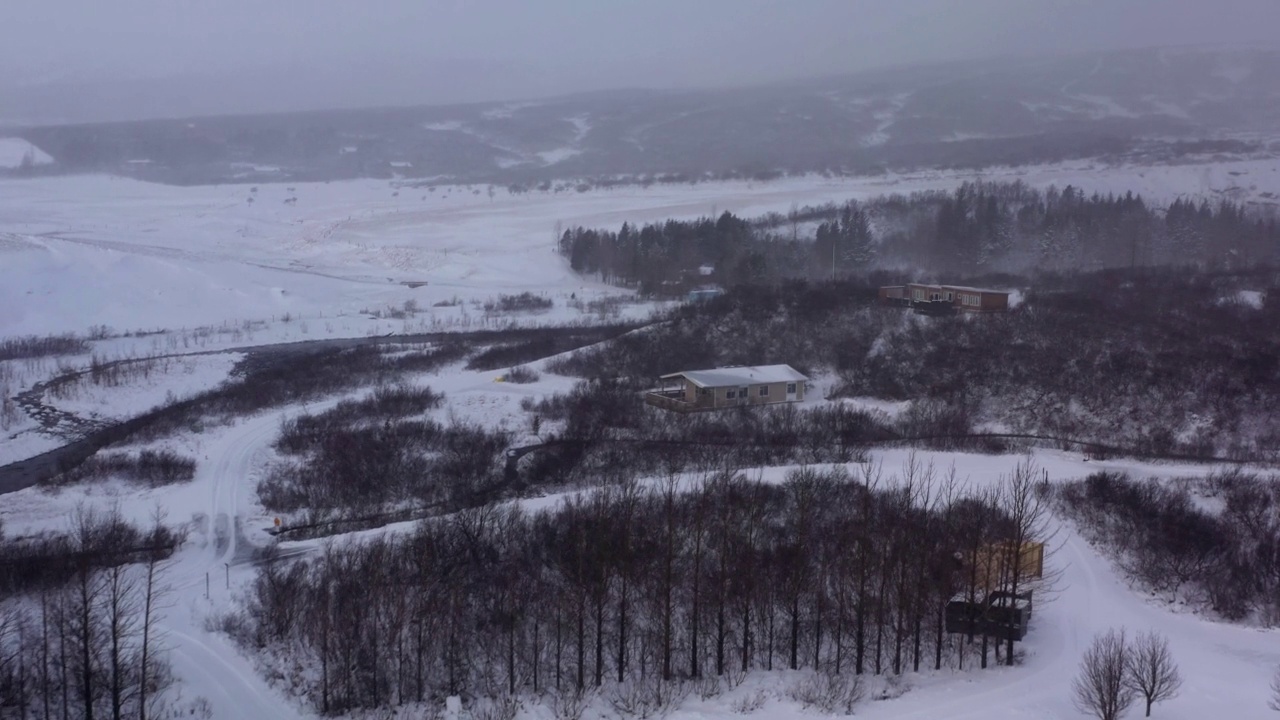 在暴风雪路上行驶的汽车视频素材