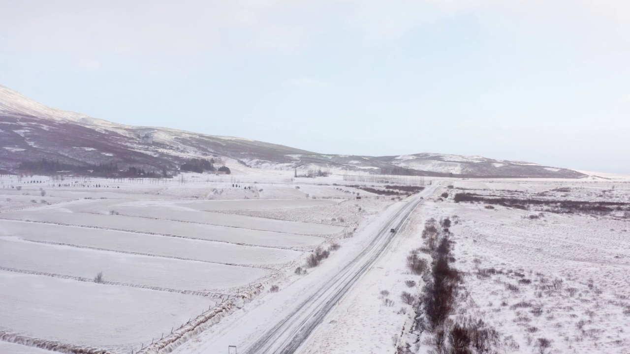 在暴风雪路上行驶的汽车视频素材