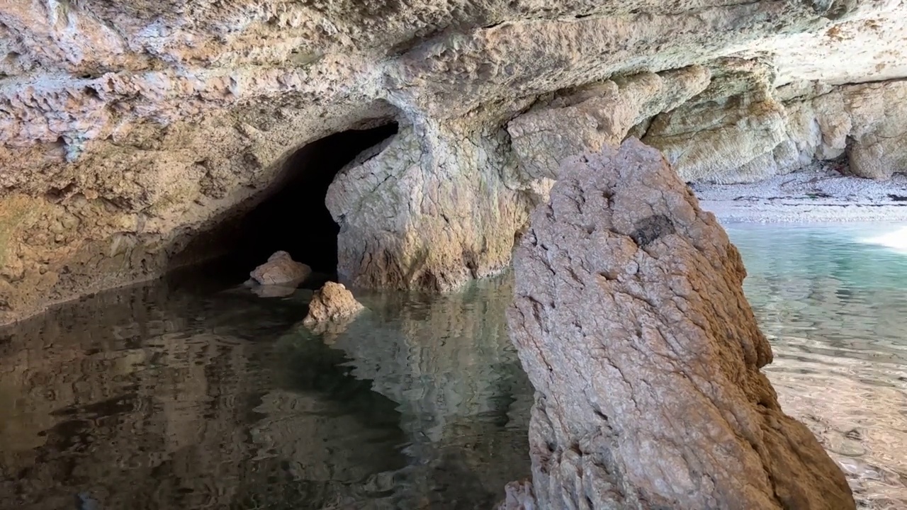 蓝色的海水在岩石洞穴洞穴。风景优美的海岸岩层。视频素材