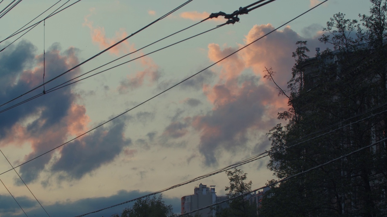 夏日傍晚，铁路电缆上空乌云密布视频素材