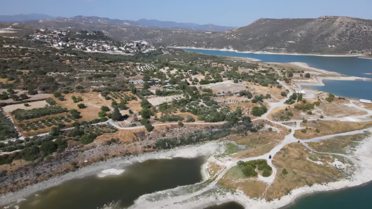 塞浦路斯。kouri水库。美丽的山的观点。湖。夏天的观点。视频素材