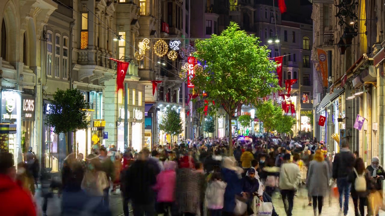 夜间照明伊斯坦布尔市中心著名的拥挤步行街全景4k延时土耳其视频素材