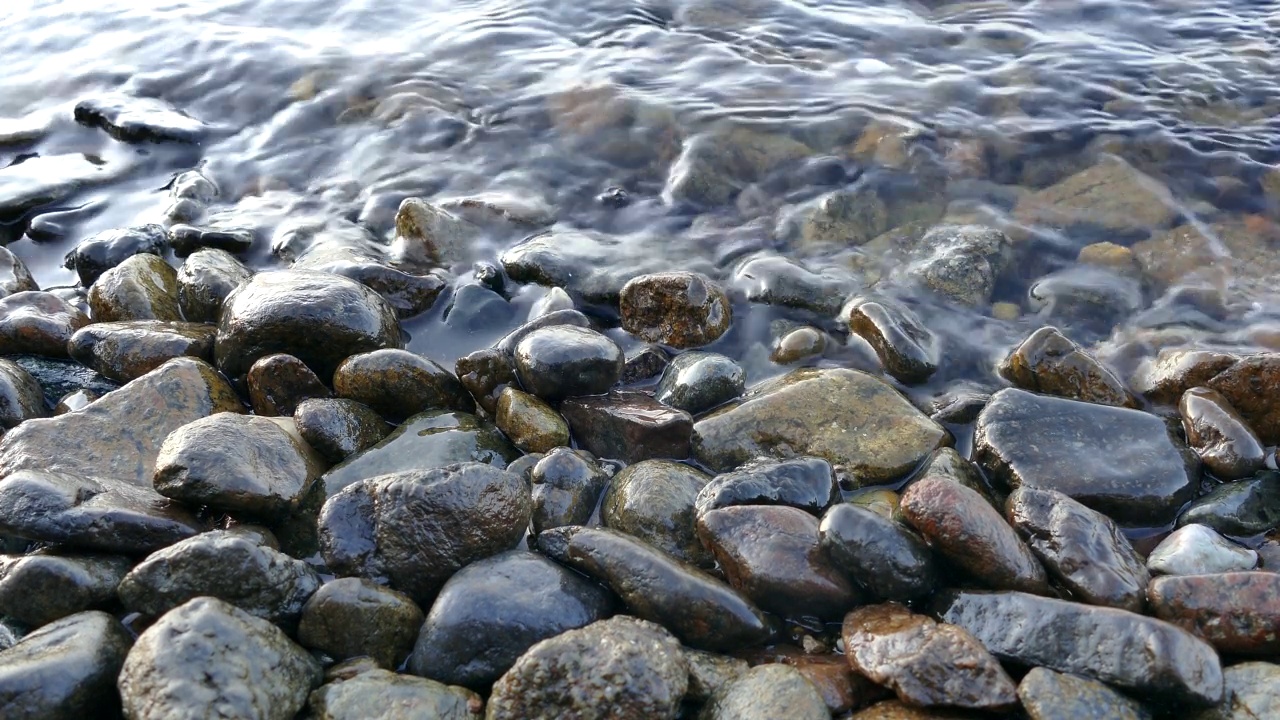 海浪平静地拍打着岸边的石头视频素材