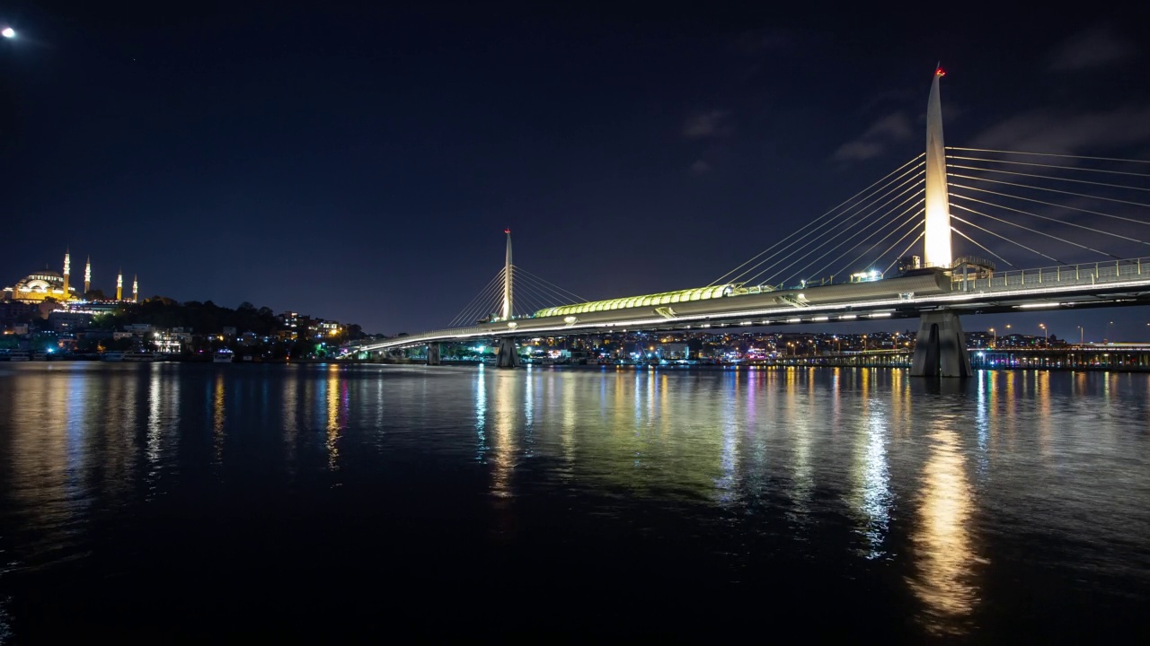 夜晚照明伊斯坦布尔城市著名的交通桥河畔海湾全景4k延时土耳其视频素材