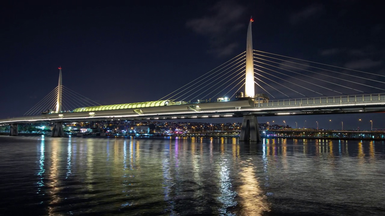 夜晚照明伊斯坦布尔城市著名的交通桥河畔海湾全景4k延时土耳其视频素材