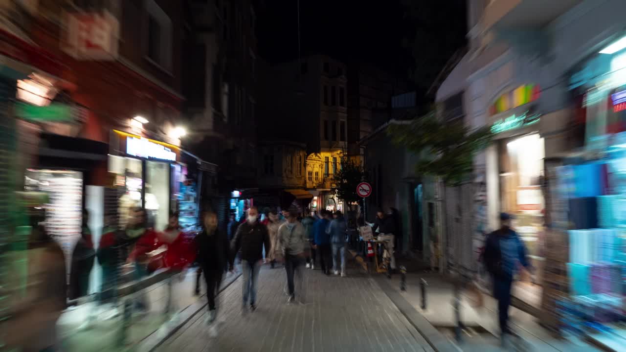 伊斯坦布尔市中心夜景照明著名的拥挤街道步行pov全景4k延时土耳其视频素材