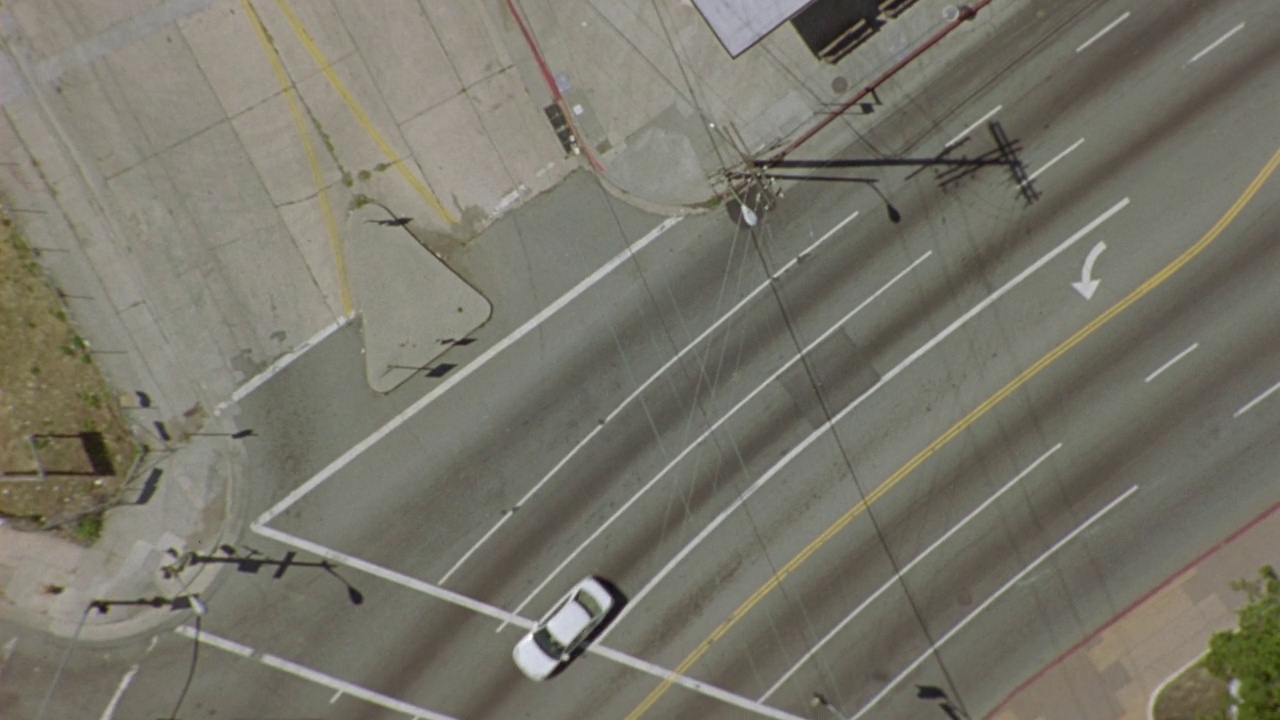 空中鸟瞰多车道街道或道路上的交通情况。摄像头在十字路口和街角旋转视频素材