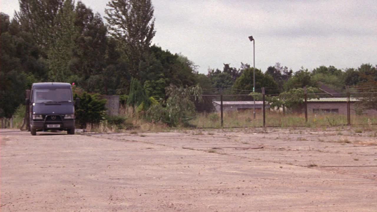 奔驰越野车行驶在尘土飞扬的乡村道路上的中等角度。看到货车右转到pov。当货车突然停下来时，注意轮胎视频素材