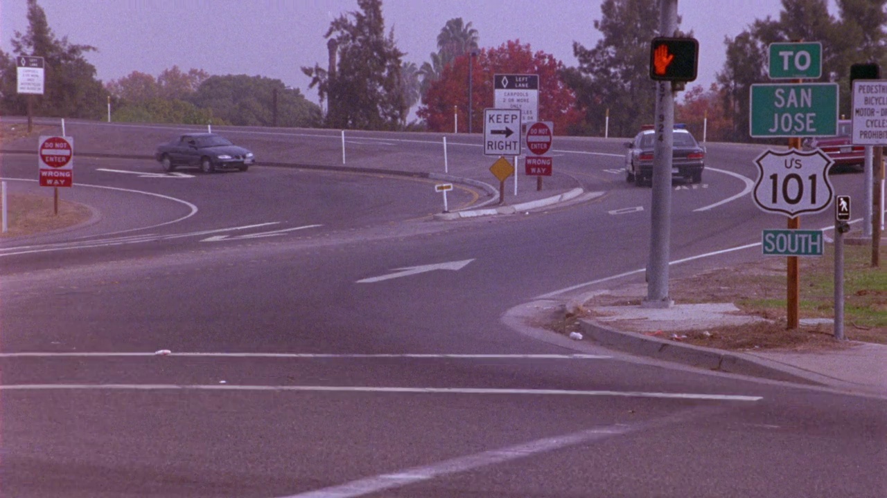 广角公路上匝道，警车行驶。车,车辆通过。标志是101，往南到圣何塞。警察。高速公路视频素材