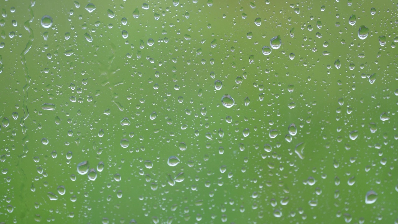 夏日阵雨中，大雨滴打在窗玻璃上。视频素材