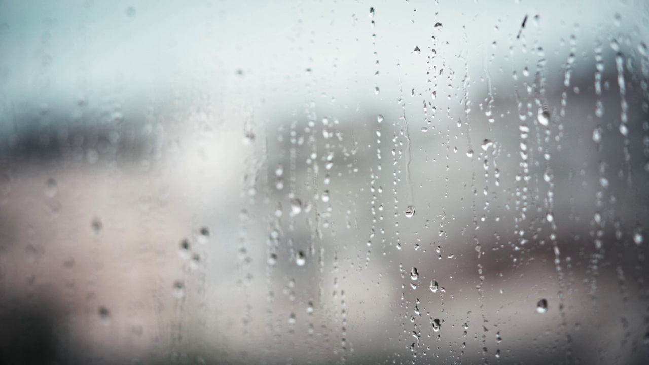 雨滴顺着窗户流下来视频素材