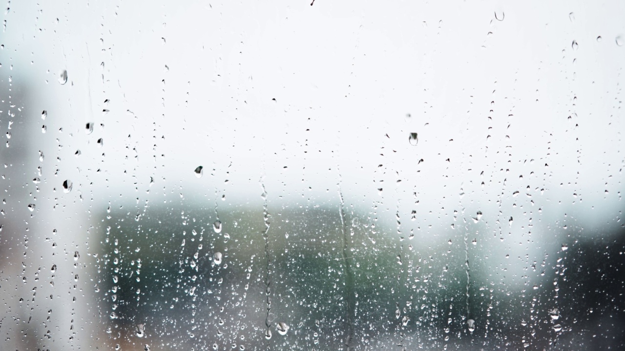 雨滴顺着窗户流下来视频素材