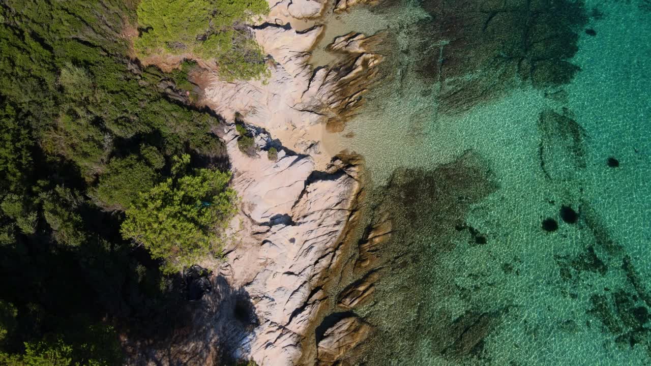 海滩岩石和美丽的绿松石海视频下载