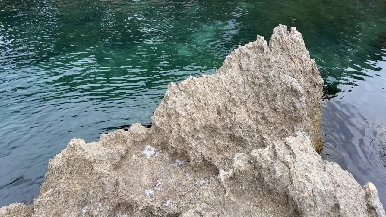 海岸峭壁和碧蓝清澈的海水。视频素材