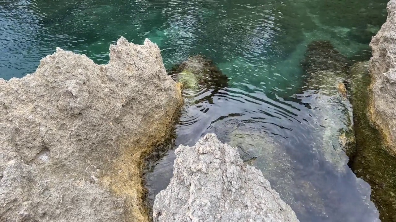 海岸峭壁和碧蓝清澈的海水。视频素材