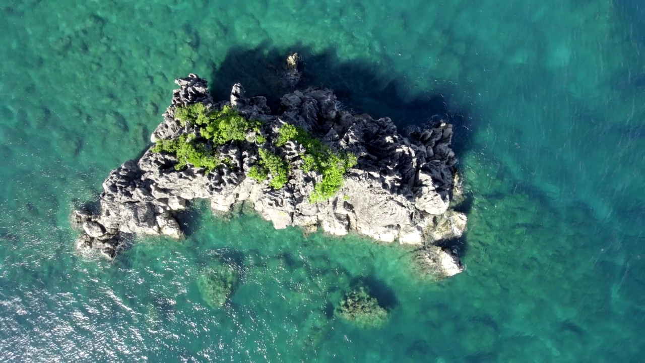 海岸线和岛屿无人机拍摄视频素材