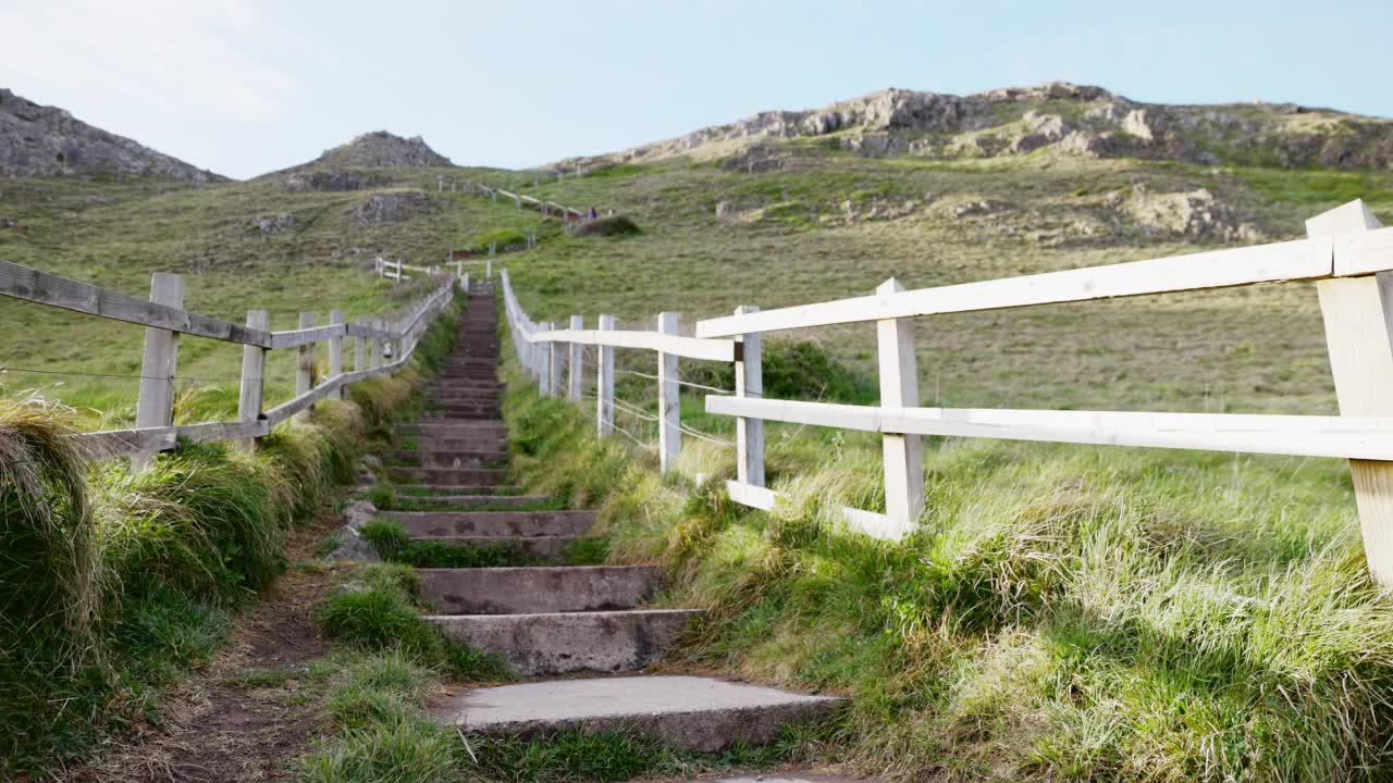 一对情侣在阳光明媚的风景下爬楼梯，多塞特，英国视频素材