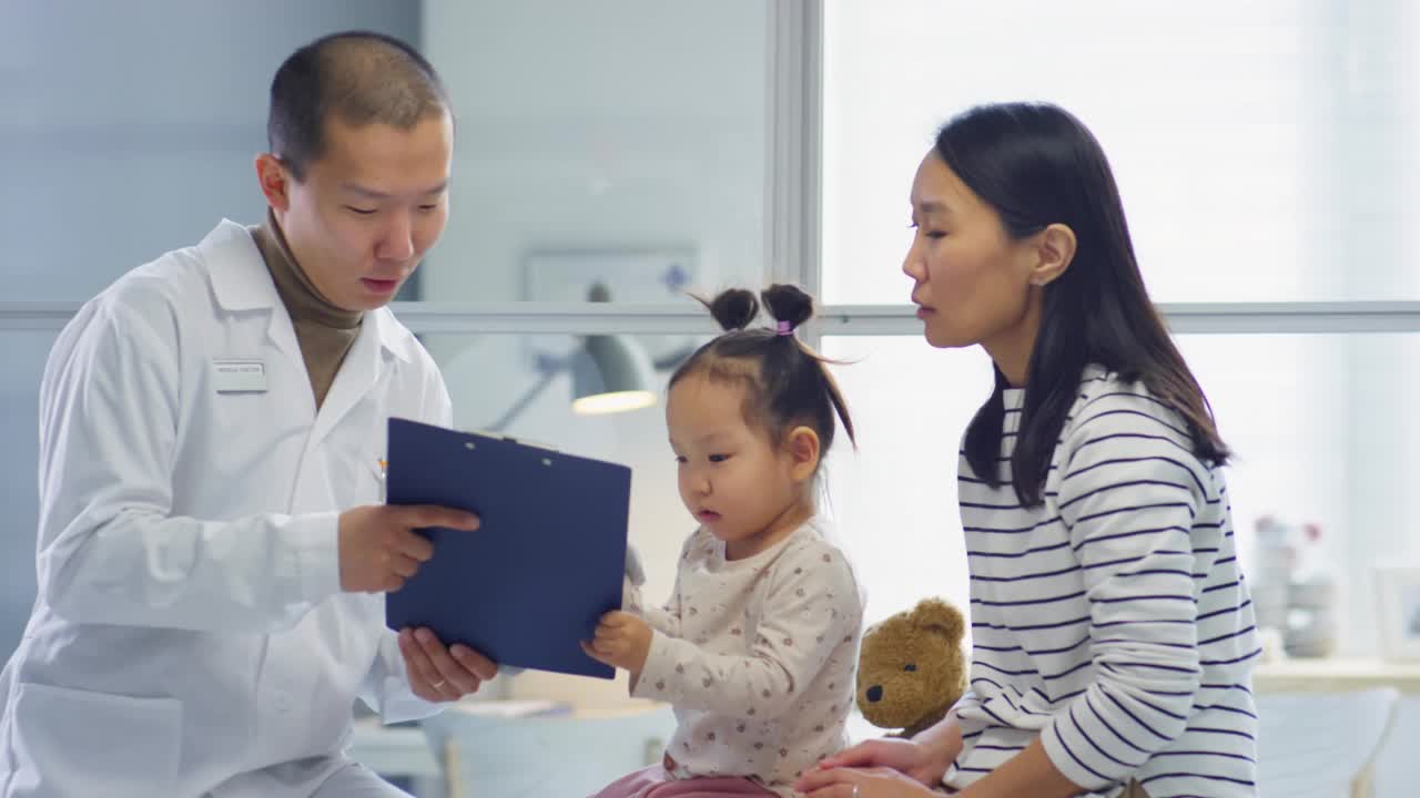 亚洲母亲和女儿儿科医生咨询视频素材