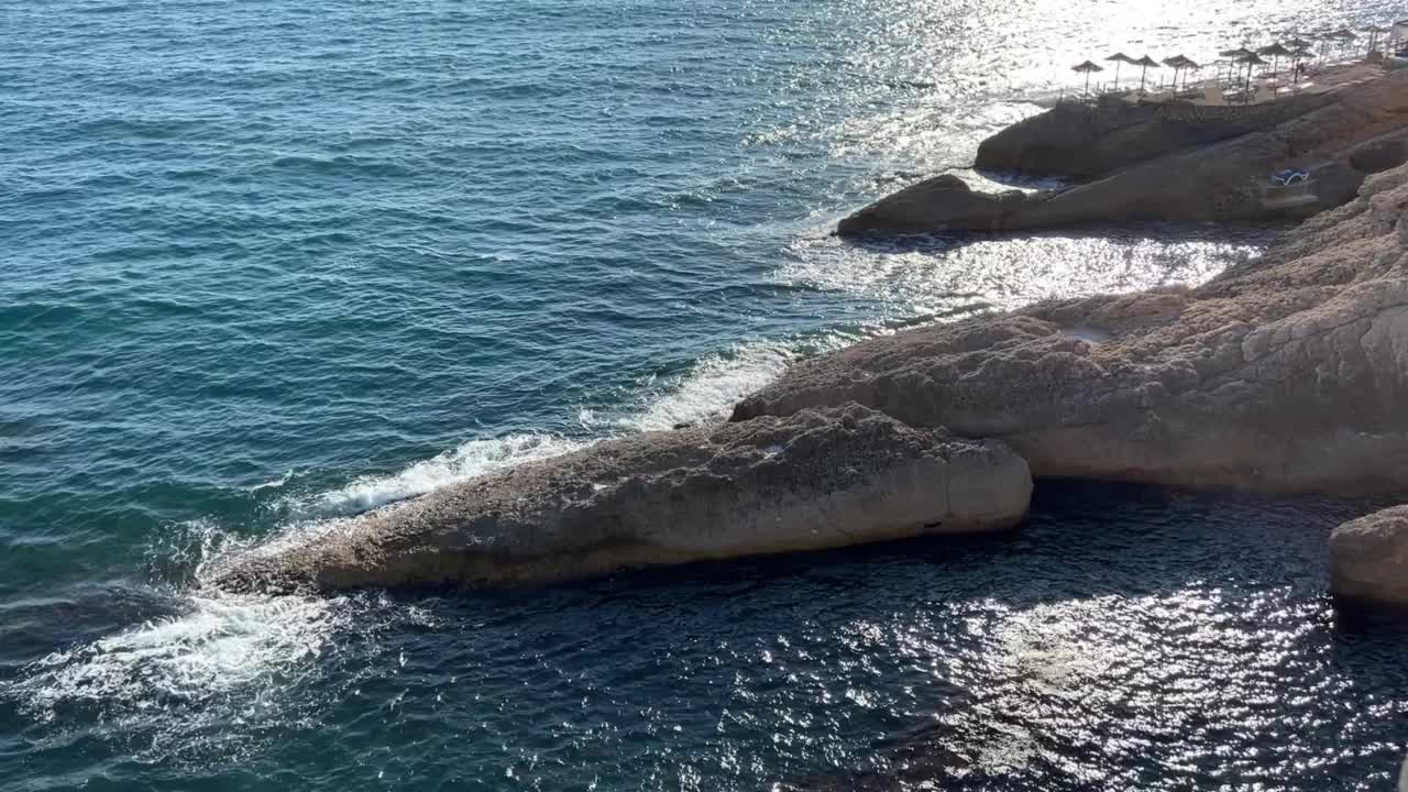 夏天美丽的大海，碧波闪闪。视频素材